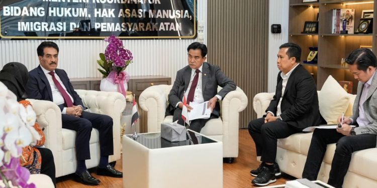 Dubes Yaman untuk Indonesia, Salem Ahmed Abdulrahman Balfakeeh, menyambangi Menko Kumham Imipas Yusril Ihza Mahendra bahas kerjasama hukum dan kemanusiaan. (Foto: Humas Kemenko Kumham Imipas)