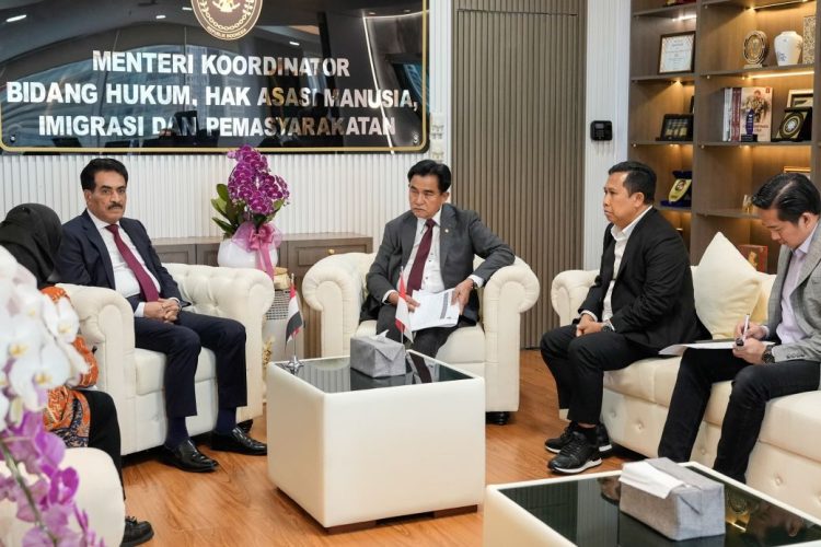 Dubes Yaman untuk Indonesia, Salem Ahmed Abdulrahman Balfakeeh, menyambangi Menko Kumham Imipas Yusril Ihza Mahendra bahas kerjasama hukum dan kemanusiaan. (Foto: Humas Kemenko Kumham Imipas)