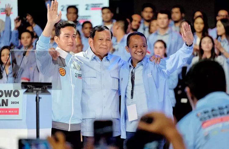 Prabowo Subianto bersama Gibran Rakabuming Raka dan Bahlil Lahadalia dalam acara "Suara Muda Indonesia untuk Prabowo-Gibran" di Jakarta Convention Center (JCC), Senayan, Sabtu, 27 Januari 2024.