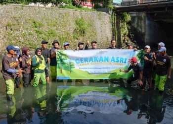 Mendukung Gerakan Indonesia ASRI (Aman, Sehat, Resik, Indah), ASN Perwakilan Kemendukbangga/BKKBN Jawa Barat bersama Kader TPK, Penyuluh KB, dan Komunitas Gober bergotong royong membersihkan Sungai Cikapundung Kolot, Kelurahan Binong, Selasa (4/2/2026).