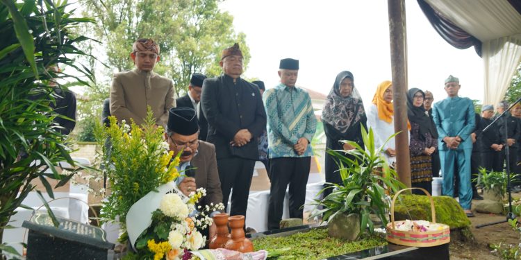 Bupati Garut, Abdusy Syakur Amin, melaksanakan ziarah ke makam para pemimpin terdahulu Kabupaten Garut pada Jumat (13/2/2026).
(Foto: Muhamad Azi Zulhakim/ Diskominfo Kab. Garut)