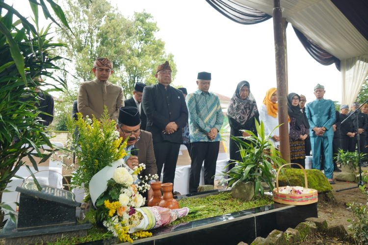 Bupati Garut, Abdusy Syakur Amin, melaksanakan ziarah ke makam para pemimpin terdahulu Kabupaten Garut pada Jumat (13/2/2026).
(Foto: Muhamad Azi Zulhakim/ Diskominfo Kab. Garut)