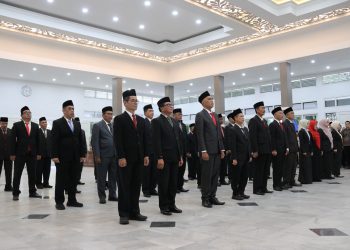 Bupati Garut, Abdusy Syakur Amin, secara resmi melantik dan mengambil sumpah 42 Pegawai Negeri Sipil (PNS) dalam Jabatan Struktural di lingkungan Pemerintah Kabupaten Garut, yang diselenggarakan di Gedung Pendopo Kabupaten Garut, Jalan Kiansantang, Kecamatan Garut Kota, Jumat (20/2/2026).
(Diskominfo Kab. Garut)