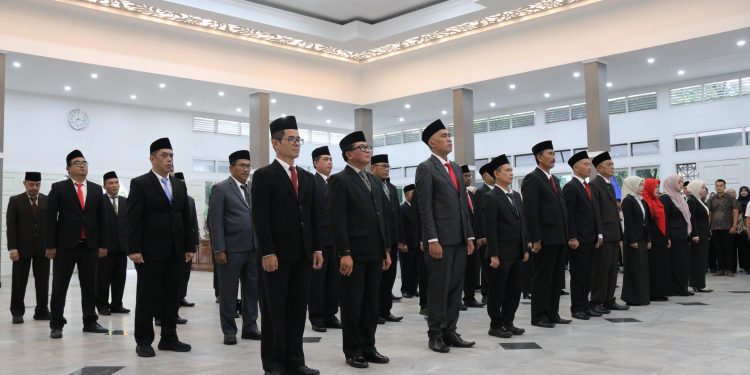 Bupati Garut, Abdusy Syakur Amin, secara resmi melantik dan mengambil sumpah 42 Pegawai Negeri Sipil (PNS) dalam Jabatan Struktural di lingkungan Pemerintah Kabupaten Garut, yang diselenggarakan di Gedung Pendopo Kabupaten Garut, Jalan Kiansantang, Kecamatan Garut Kota, Jumat (20/2/2026).
(Diskominfo Kab. Garut)