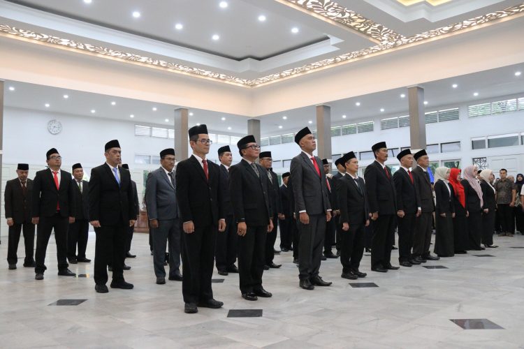 Bupati Garut, Abdusy Syakur Amin, secara resmi melantik dan mengambil sumpah 42 Pegawai Negeri Sipil (PNS) dalam Jabatan Struktural di lingkungan Pemerintah Kabupaten Garut, yang diselenggarakan di Gedung Pendopo Kabupaten Garut, Jalan Kiansantang, Kecamatan Garut Kota, Jumat (20/2/2026).
(Diskominfo Kab. Garut)