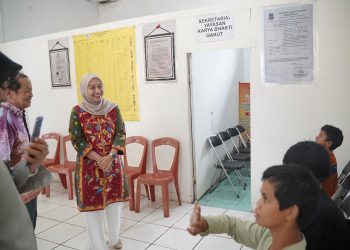 Wakil Bupati Garut, Putri Karlina, melakukan peninjauan langsung ke SLB-C Yayasan Karya Bhakti di Jalan RSU, Kecamatan Tarogong Kidul, Kabupaten Garut, Kamis (26/2/2026).
(Foto: Anggana Mulia/Diskominfo Kab. Garut)