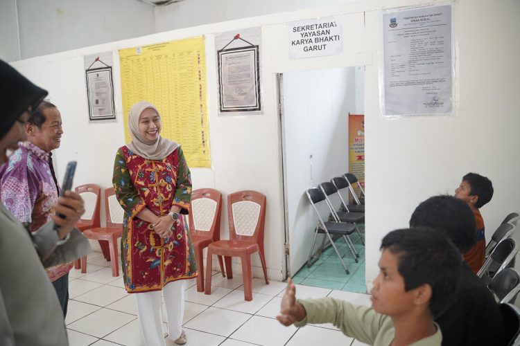 Wakil Bupati Garut, Putri Karlina, melakukan peninjauan langsung ke SLB-C Yayasan Karya Bhakti di Jalan RSU, Kecamatan Tarogong Kidul, Kabupaten Garut, Kamis (26/2/2026).
(Foto: Anggana Mulia/Diskominfo Kab. Garut)