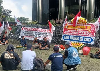 Sejumlah warga Pati menggelar aksi syukuran di depan Gedung Merah Putih KPK atas penangkapan Bupati non-aktif Pati Sudewo. (Foto: Ainul Ghurri/Kabariku)