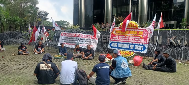 Sejumlah warga Pati menggelar aksi syukuran di depan Gedung Merah Putih KPK atas penangkapan Bupati non-aktif Pati Sudewo. (Foto: Ainul Ghurri/Kabariku)