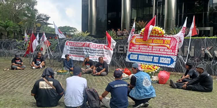 Sejumlah warga Pati menggelar aksi syukuran di depan Gedung Merah Putih KPK atas penangkapan Bupati non-aktif Pati Sudewo. (Foto: Ainul Ghurri/Kabariku)