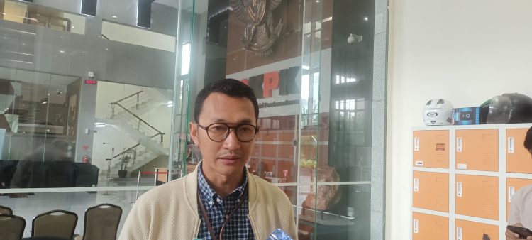 Juru Bicara KPK Budi Prasetyo saat dimintai keterangan di Gedung Merah Putih KPK (Foto: Ainul Ghurri/Kabariku)