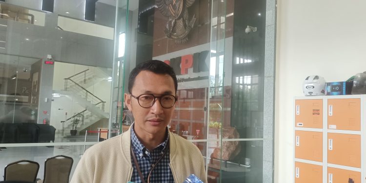 Juru Bicara KPK Budi Prasetyo saat dimintai keterangan di Gedung Merah Putih KPK (Foto: Ainul Ghurri/Kabariku)