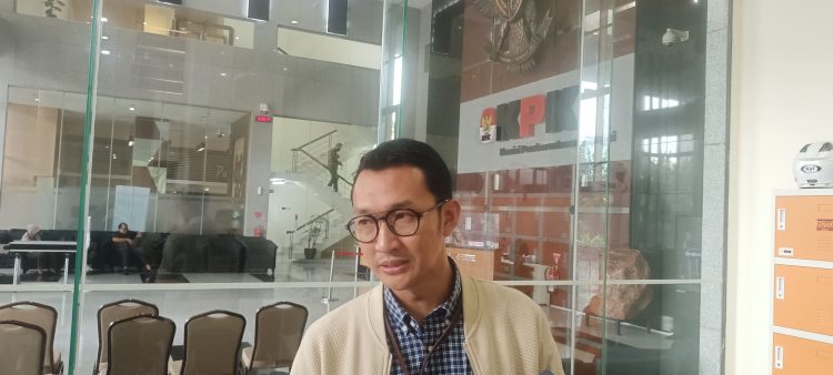 Juru Bicara KPK, Budi Prasetyo saat dimintai keterangan terkait kasus dugaan gratifikasi batu bara (Foto: Ainul Ghurri/Kabariku)