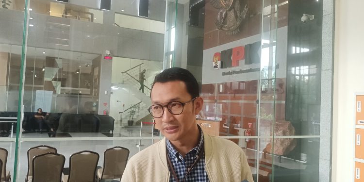 Juru Bicara KPK, Budi Prasetyo saat dimintai keterangan terkait kasus dugaan gratifikasi batu bara (Foto: Ainul Ghurri/Kabariku)