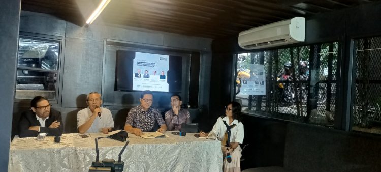 Iwakum menggelar diskusi publik bertajuk "Menakar Batas Hukum Antara Keputusan Bisnis dan Tindak Pidana Korupsi" di Pati Unus, Jakarta Selatan (Foto: Ainul Ghurri/Kabariku)