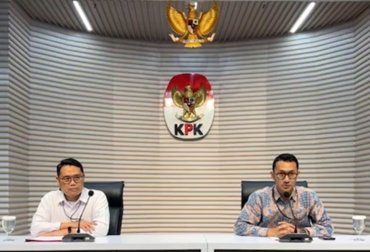 Plt Deputi Bidang Penindakan dan Eksekusi KPK Asep Guntur Rahayu tengah memaparkan kronologi Tersangka Korupsi Ditjen Bea Cukai. (Foto: Ainul Ghurri/Kabariku)