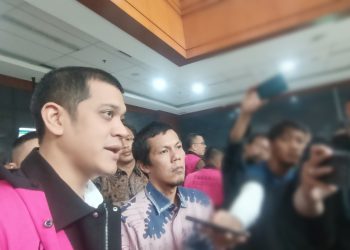 Beneficial owner PT Navigator Khatulistiwa, Kerry Adrianto bersama kuasa hukumnya usai menjalani persidangan. (Foto: Ainul Ghurri/Kabariku)