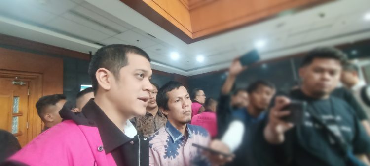 Beneficial owner PT Navigator Khatulistiwa, Kerry Adrianto bersama kuasa hukumnya usai menjalani persidangan. (Foto: Ainul Ghurri/Kabariku)