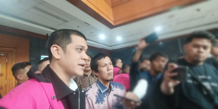 Beneficial owner PT Navigator Khatulistiwa, Kerry Adrianto bersama kuasa hukumnya usai menjalani persidangan. (Foto: Ainul Ghurri/Kabariku)