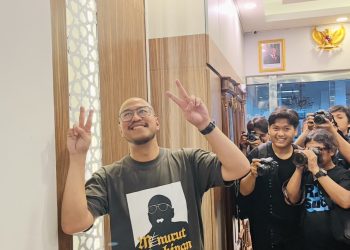 Komika Pandji Pragiwaksono mendatangi kantor Majelis Ulama Indonesia (MUI) di Jakarta Pusat, Selasa (03/02). Foto: Irfan/kabariku.com)