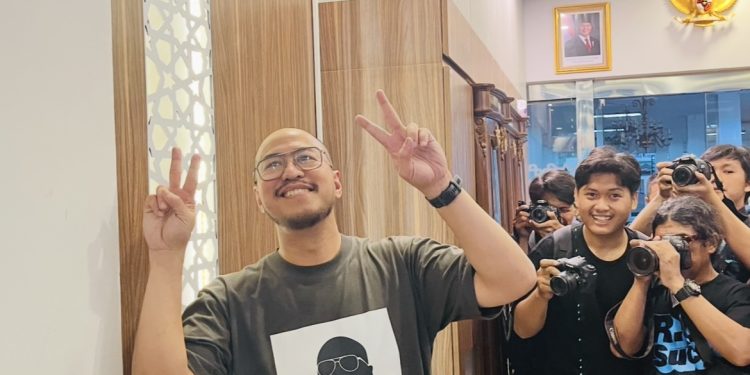 Komika Pandji Pragiwaksono mendatangi kantor Majelis Ulama Indonesia (MUI) di Jakarta Pusat, Selasa (03/02). Foto: Irfan/kabariku.com)