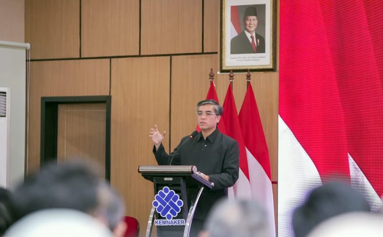 Menaker Yassierli pada Forum Diskusi Layanan Penggunaan Tenaga Kerja Asing di BBPKK Bandung Barat 2