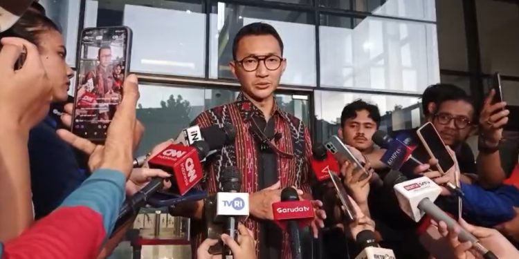 Juru Bicara KPK, Budi Prasetyo saat dimintai keterangan awak media di Gedung Merah Putih KPK. (Foto: Ainul Ghurri/Kabariku)