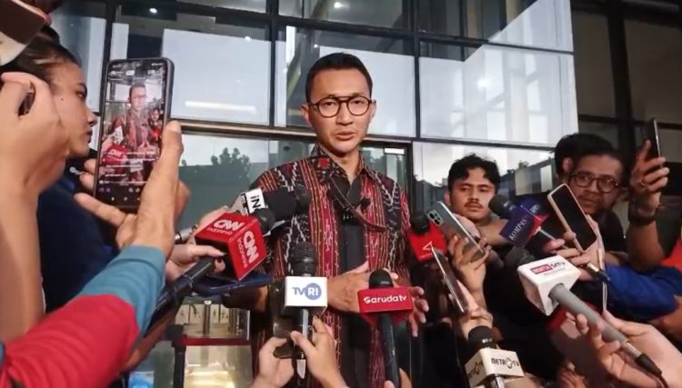 Juru Bicara KPK, Budi Prasetyo saat dimintai keterangan awak media di Gedung Merah Putih KPK. (Foto: Ainul Ghurri/Kabariku)