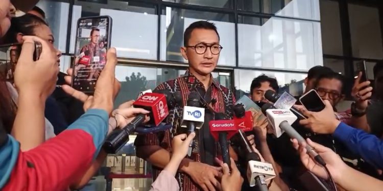 Juru Bicara KPK, Budi Prasetyo ketika diminta keterangan di Gedung Merah Putih KPK. (Foto: Ainul Ghurri/Kabariku)