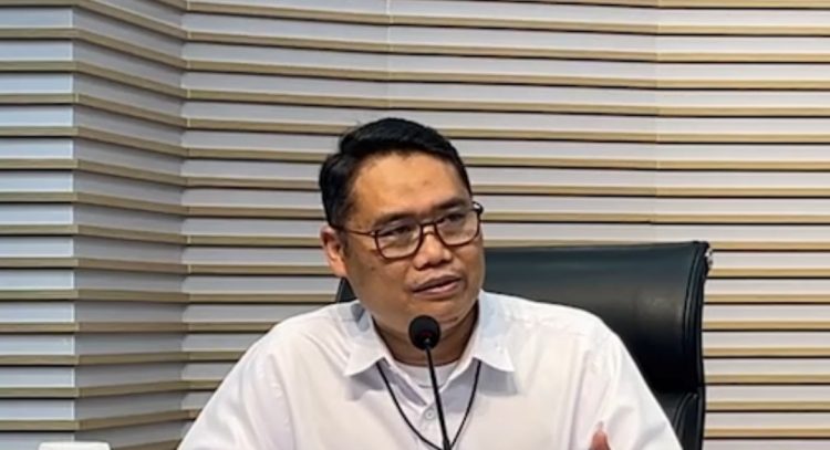 Plt Deputi Bidang Penindakan dan Eksekusi KPK, Asep Guntur Rahayu tengah memaparkan rekonstruksi perkara OTT KPP Madya Banjarmasin. (Foto: Ainul Ghurri/Kabariku)