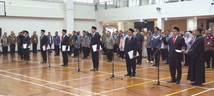 Enam pejabat baru KPK saat disumpah dan resmi dilantik di Gedung Merah Putih KPK. (Tangkapan layar YouTube KPK official)