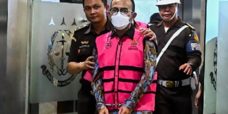 Eks Direktur Utama PT Pertamina Patra Niaga, Riva Siahaan saat digelandang dan ditetapkan tersangka oleh Kejaksaan Agung RI. (Foto: Dok. Kejagung)