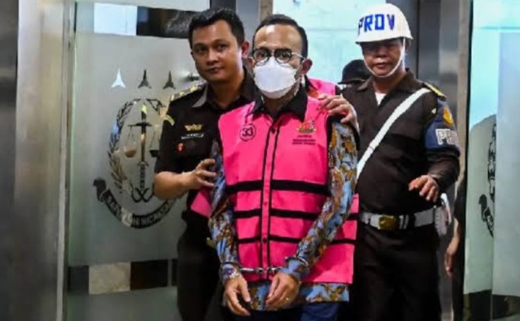 Eks Direktur Utama PT Pertamina Patra Niaga, Riva Siahaan saat digelandang dan ditetapkan tersangka oleh Kejaksaan Agung RI. (Foto: Dok. Kejagung)