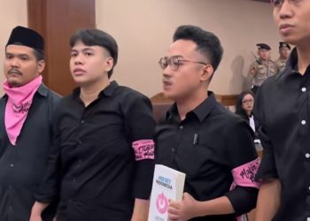 Direktur Lokataru Foundation, Delpedro Marhaen saat di dalam ruang sidang PN Jakarta Pusat (Foto: Istimewa)