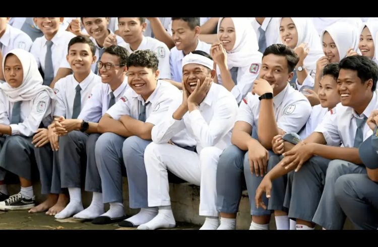 Gubernur Jawa Barat Dedi Mulyadi bersama siswa SMA
