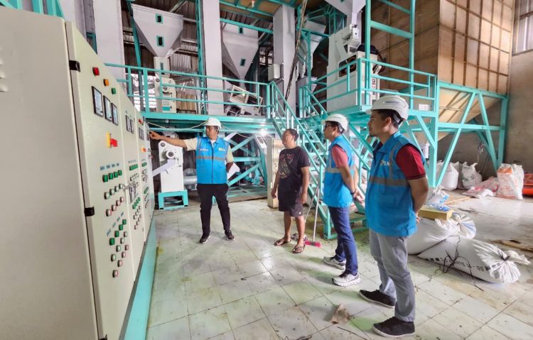 Penggilingan padi di Banjar Riang Tengah, Penebel, Tabanan, Bali, mengandalkan listrik andal PLN untuk menjaga kelancaran produksi. Dukungan sektor industri ikut mendorong penjualan listrik 2025 mencapai 317,69 TWh