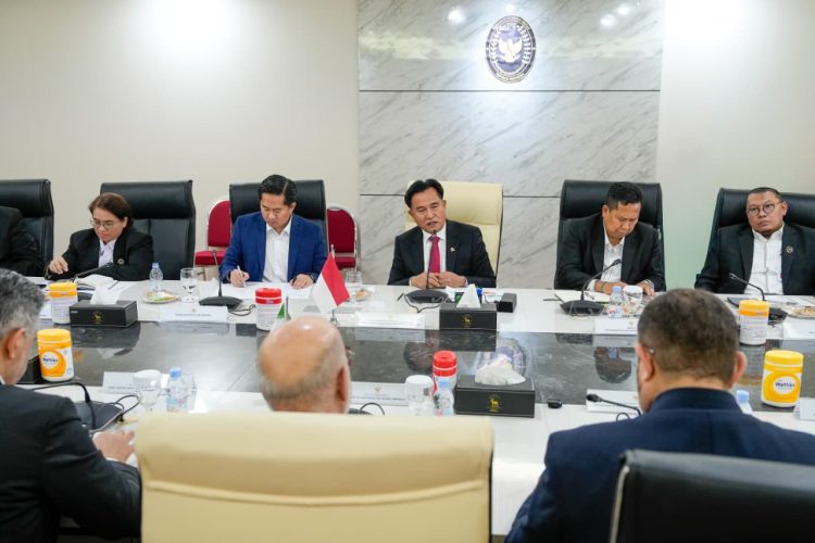 Menko Kumham Imipas Yusril Ihza Mahendra menyambut Wakil Ketua MA Iran di Gedung MA (Foto: Humas Kemenko Kumham Imipas)