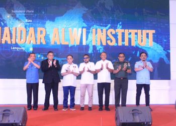 Pendiri Haidar Alwi Institute R. Haidar Alwi saat foto bersama Rakernas perdana di Jakarta, Senin (9/2/2026).(Foto: Kabariku/Bemby)