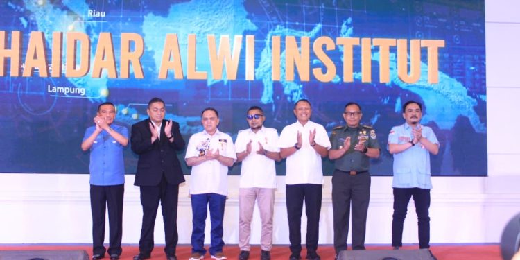 Pendiri Haidar Alwi Institute R. Haidar Alwi saat foto bersama Rakernas perdana di Jakarta, Senin (9/2/2026).(Foto: Kabariku/Bemby)