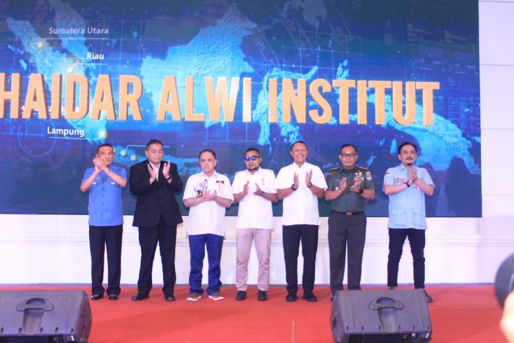 Pendiri Haidar Alwi Institute R. Haidar Alwi saat foto bersama Rakernas perdana di Jakarta, Senin (9/2/2026).(Foto: Kabariku/Bemby)