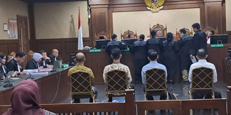 Eks Direktur PT Pertamina Patra Niaga Riva Siahaan duduk menjadi pesakitan di Pengadilan Tipikor Jakarta Pusat (Foto: Ainul Ghurri/Kabariku)