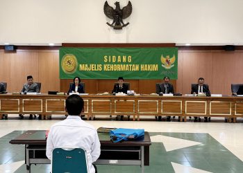 Hakim PN Kraksaan berinisial DD tengah menjalani sidang etik di Mahkamah Agung. (Foto: Humas KY)