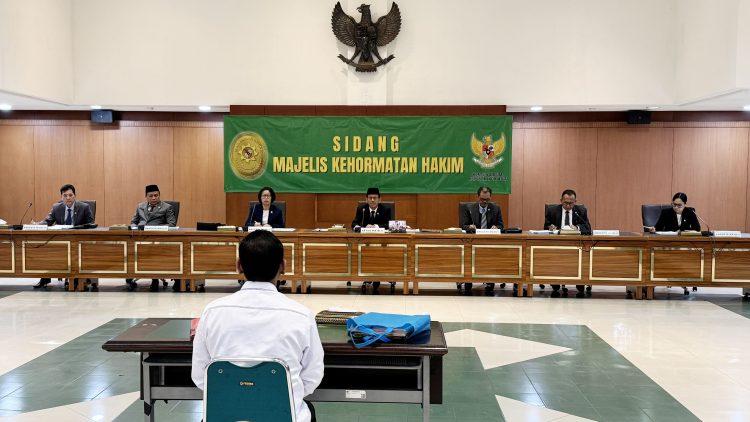 Hakim PN Kraksaan berinisial DD tengah menjalani sidang etik di Mahkamah Agung. (Foto: Humas KY)
