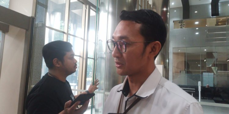 Juru Bicara KPK, Budi Prasetyo saat dimintai keterangan di Gedung Merah Putih KPK. (Foto: Ainul Ghurri/Kabariku)