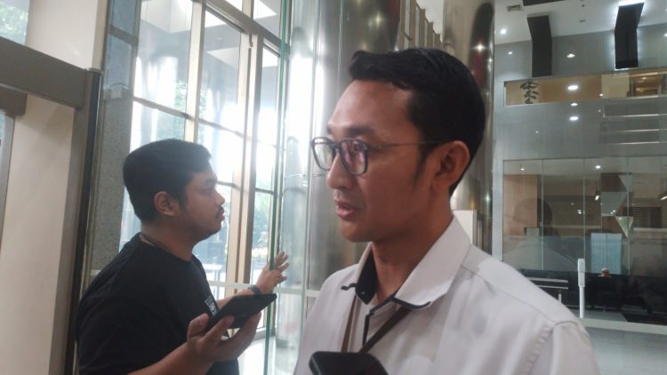 Juru Bicara KPK, Budi Prasetyo saat dimintai keterangan di Gedung Merah Putih KPK. (Foto: Ainul Ghurri/Kabariku)