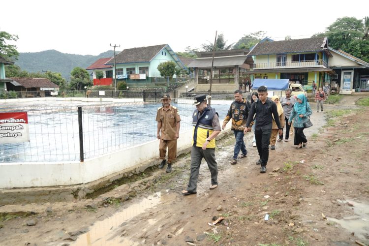 Bupati Garut, Abdusy Syakur Amin, melakukan monitoring langsung terhadap kondisi infrastruktur jalan di wilayah Garut bagian selatan Diskominfo Kab. Garut