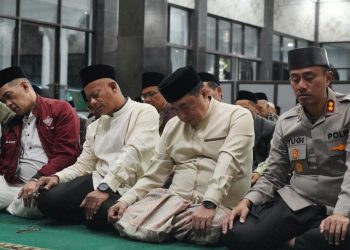 Bupati Garut, Abdusy Syakur Amin, menghadiri Safari Ramadan 1447 H/2026 M di Masjid Besar Jihadul Hidayah, Kecamatan Cikajang, Kabupaten Garut, Kamis (5/3/2026).
(Foto: Muhamad Azi Zulhakim/ Diskominfo Kab. Garut)