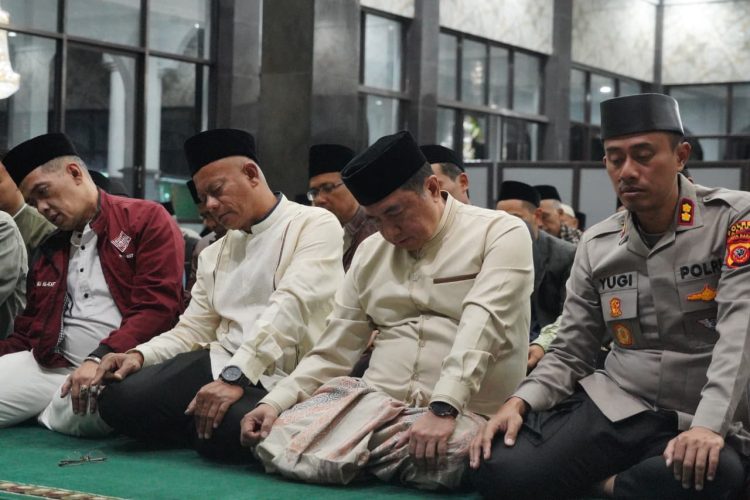 Bupati Garut, Abdusy Syakur Amin, menghadiri Safari Ramadan 1447 H/2026 M di Masjid Besar Jihadul Hidayah, Kecamatan Cikajang, Kabupaten Garut, Kamis (5/3/2026).
(Foto: Muhamad Azi Zulhakim/ Diskominfo Kab. Garut)