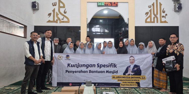 Lola Nelria Salurkan Bantuan Perangkat Audio untuk Masjid Al-Haq Garut