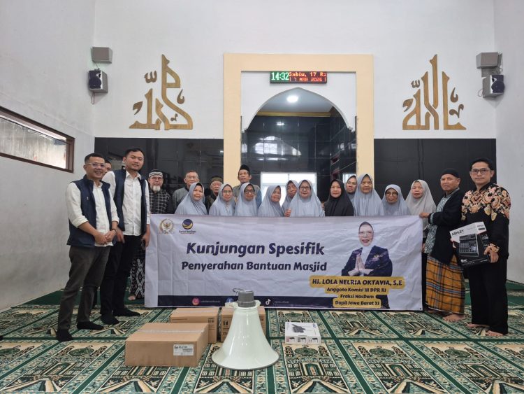 Lola Nelria Salurkan Bantuan Perangkat Audio untuk Masjid Al-Haq Garut